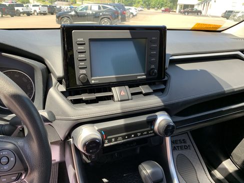 Used 2020 Toyota RAV4 LE w/ Carpet Mat Package AWD/4WD image 29