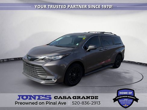 Used 2023 Toyota Sienna XLE image 1