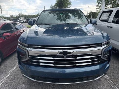 Used 2025 Chevrolet Suburban LT w/ Comfort Package AWD/4WD image 2