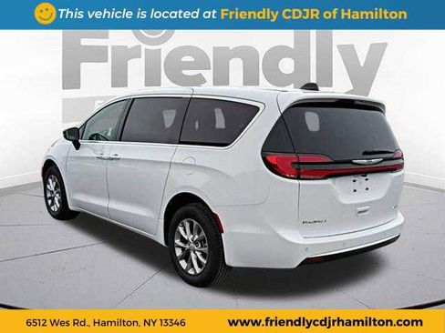 New 2026 Chrysler Pacifica Select image 3