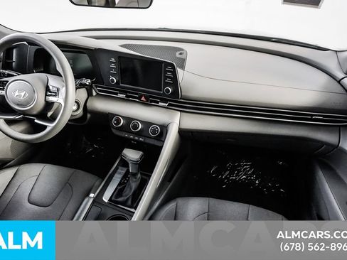 Used 2025 Hyundai Elantra SE image 21