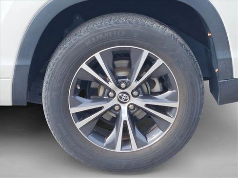 Used 2017 Toyota Highlander LE image 5