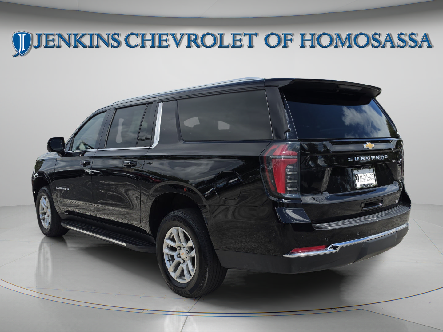 Used 2025 Chevrolet Suburban LT RWD image 7