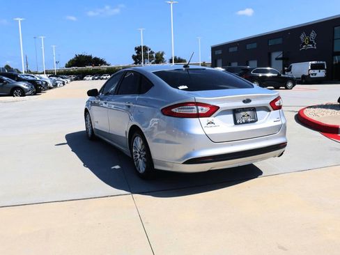 Used 2016 Ford Fusion SE image 3
