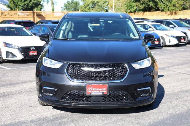 Used 2024 Chrysler Pacifica Touring-L FWD image 4