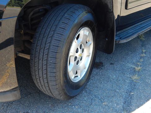 Used 2013 Chevrolet Avalanche LT image 22