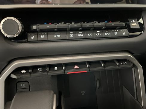 Used 2026 Toyota Tundra Platinum AWD/4WD image 16