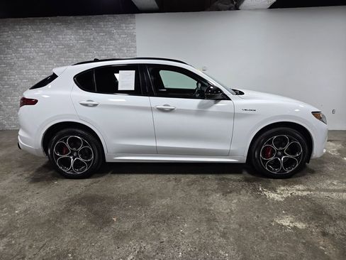 Used 2022 Alfa Romeo Stelvio Veloce image 3