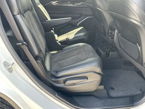 Used 2022 Jeep Grand Cherokee L Laredo image 16