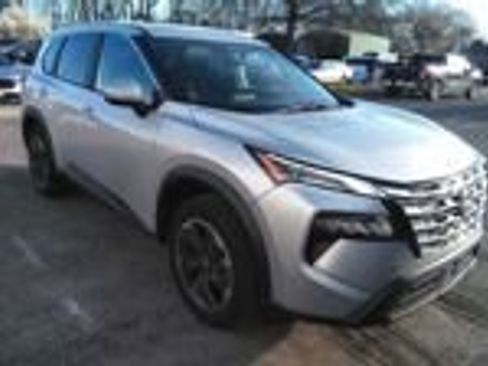 Used 2024 Nissan Rogue SV image 2