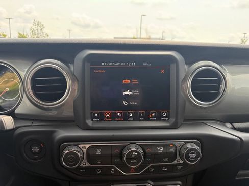Used 2020 Jeep Gladiator Overland AWD/4WD image 41