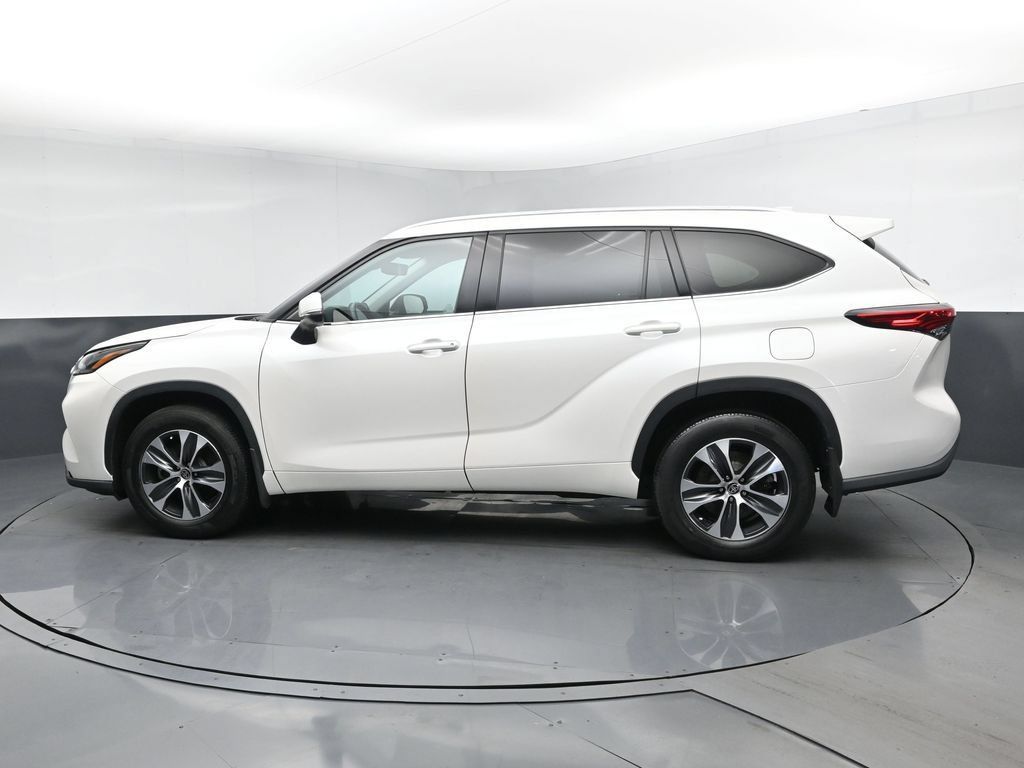 Used 2021 Toyota Highlander XLE AWD/4WD image 4