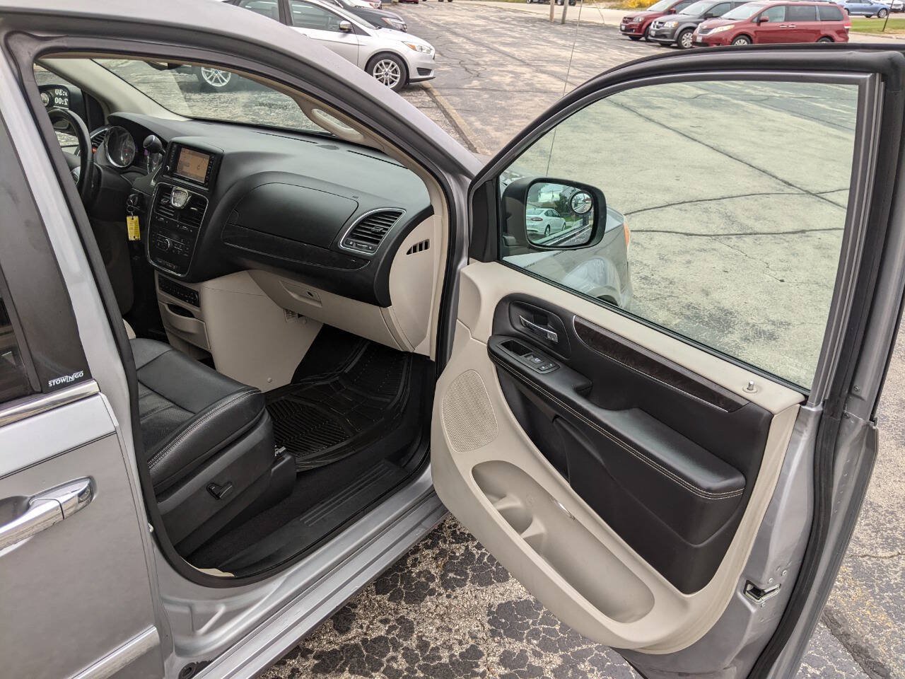 Used 2013 Chrysler Town & Country Touring-L w/ Entertainment Group #2 FWD image 12