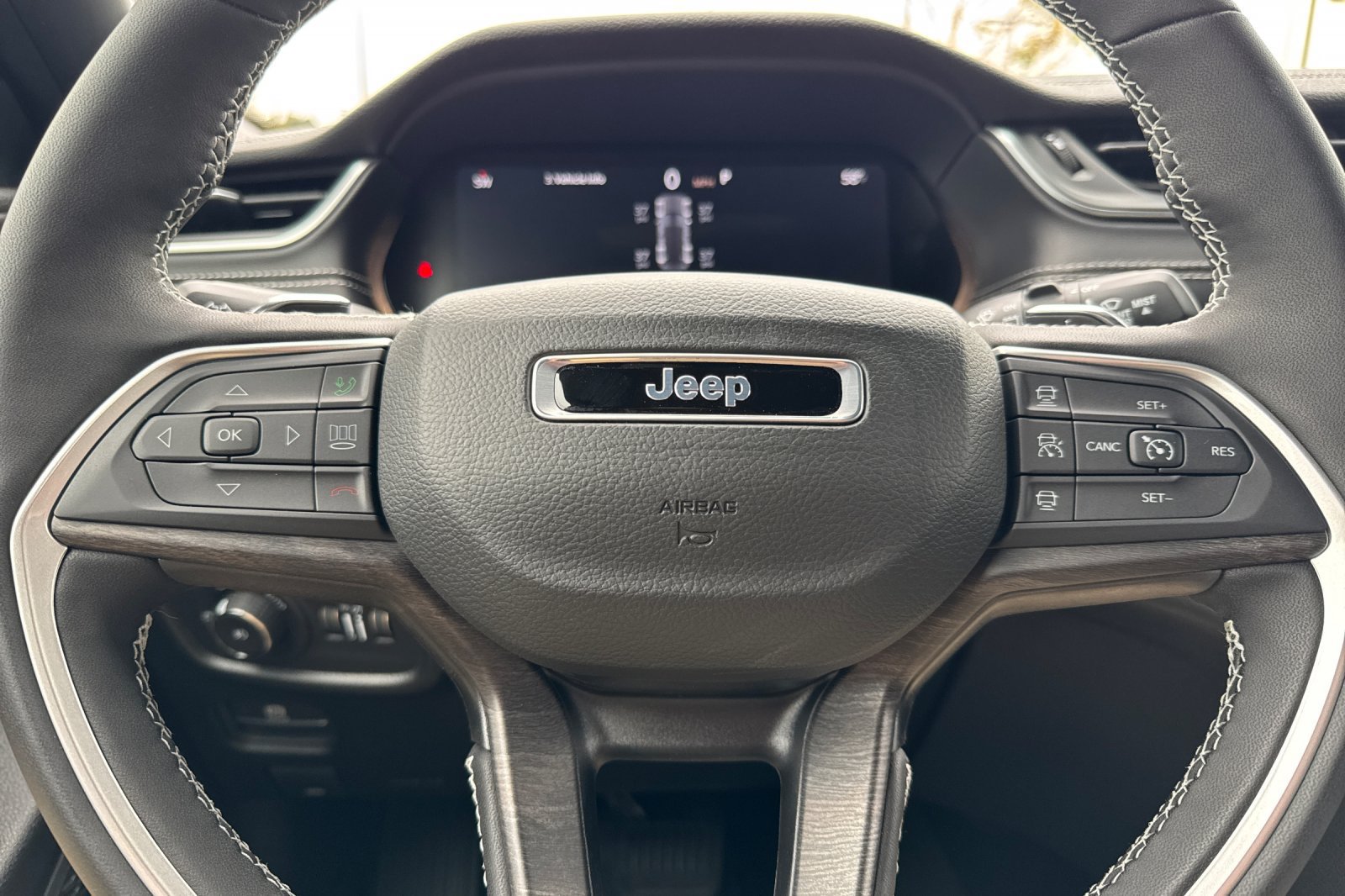 New 2025 Jeep Grand Cherokee Limited w/ Luxury Tech Group II AWD/4WD image 29