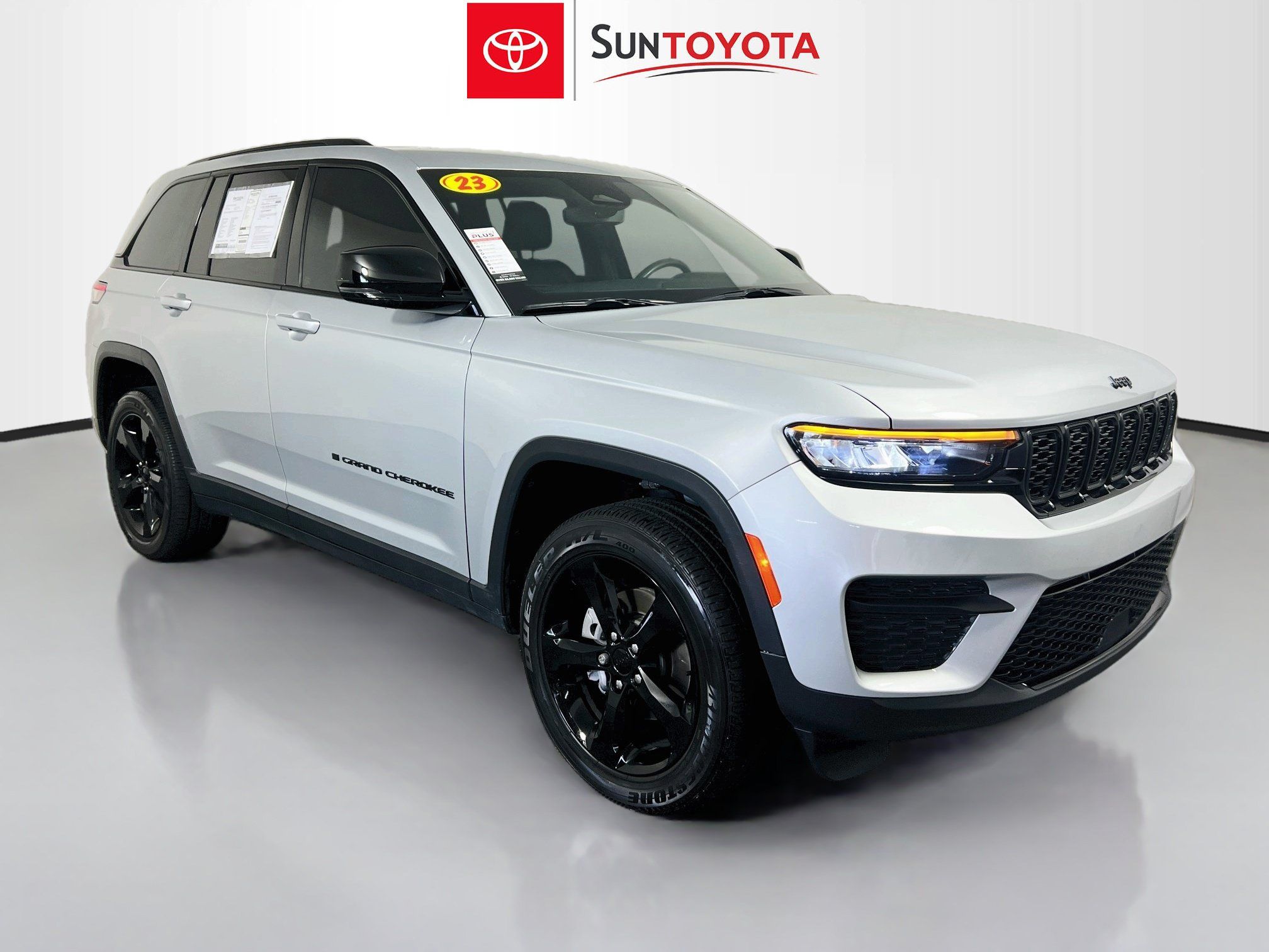 Used 2023 Jeep Grand Cherokee Altitude AWD/4WD image 1