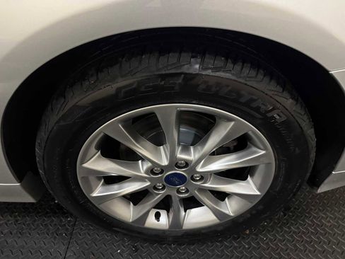 Used 2017 Ford Fusion SE w/ Fusion SE Technology Package image 9
