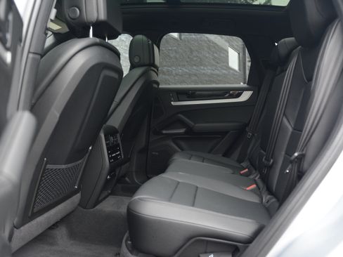 Certified 2025 Porsche Cayenne AWD/4WD image 28