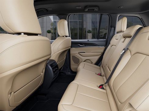 New 2025 Jeep Grand Cherokee Limited image 23