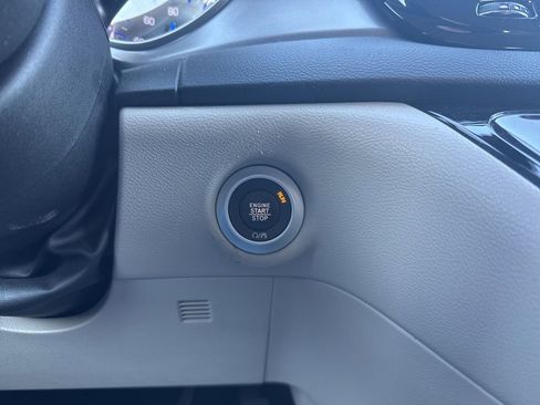 Used 2023 Chrysler Pacifica Touring-L image 16