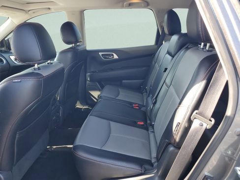 Used 2020 Nissan Pathfinder SL FWD image 11