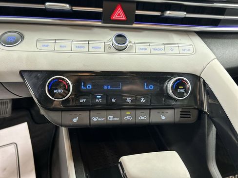 Used 2023 Hyundai Elantra Limited image 17