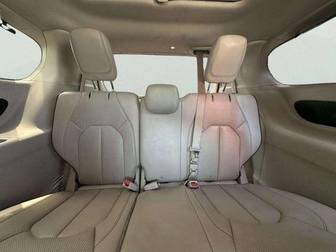 Used 2018 Chrysler Pacifica Limited w/ Advanced Safetytec Group FWD image 12