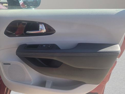 Used 2024 Chrysler Pacifica Limited w/ Uconnect Theater Family Group image 55