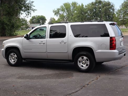 Used 2014 Chevrolet Suburban LT w/ Luxury Package AWD/4WD image 8