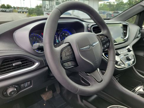 Used 2025 Chrysler Pacifica Limited FWD image 10