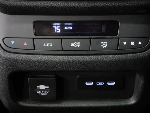 Used 2024 Honda Pilot TrailSport image 23