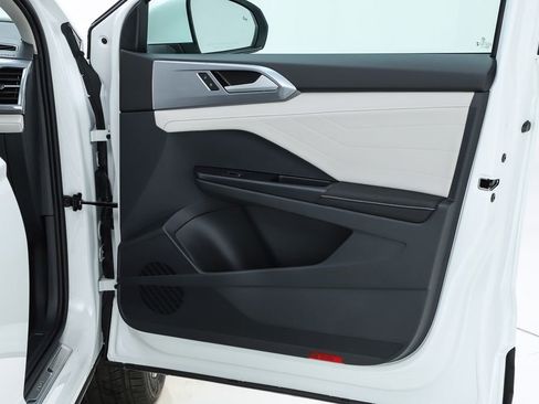 New 2026 Volkswagen Taos SEL image 31