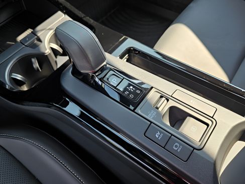 Used 2025 Toyota Prius FWD image 17