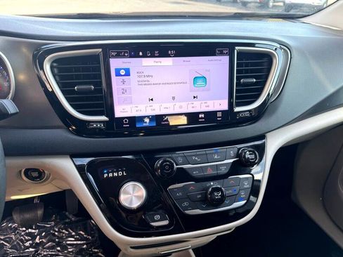 Used 2023 Chrysler Pacifica Touring-L image 14