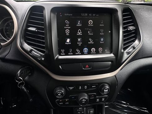 Used 2016 Jeep Cherokee Latitude FWD image 19