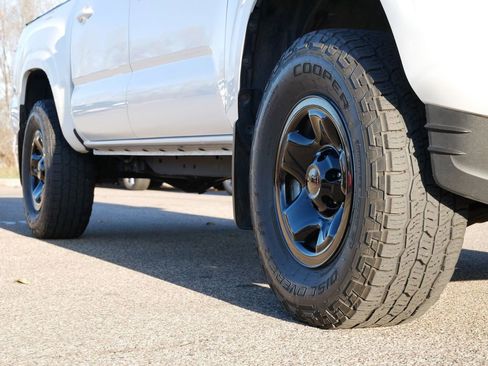 Used 2019 Toyota Tacoma SR image 5