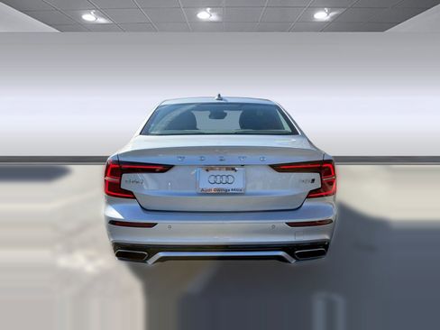 Used 2022 Volvo S60 B5 Momentum image 9