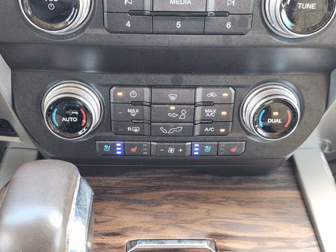 Used 2019 Ford F150 Lariat w/ Equipment Group 502A Luxury AWD/4WD image 19