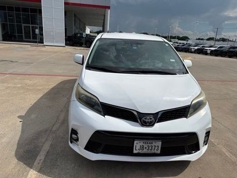 Used 2018 Toyota Sienna SE FWD image 2