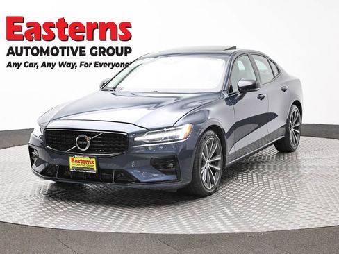 Used 2022 Volvo S60 B5 Momentum image 1