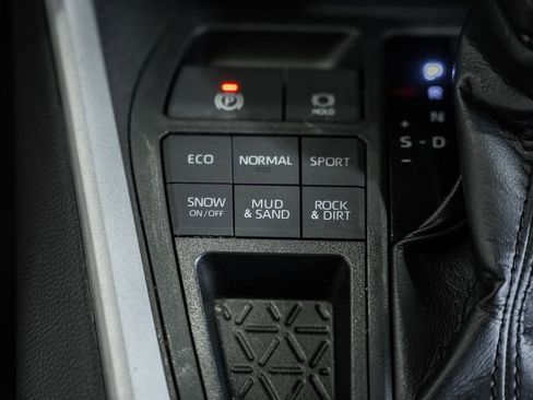 Used 2020 Toyota RAV4 XLE Premium image 25