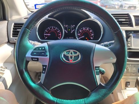 Used 2013 Toyota Highlander SE FWD image 16