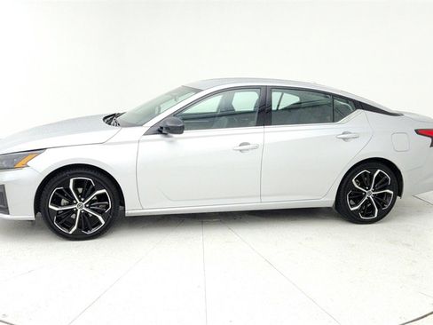 Used 2024 Nissan Altima 2.5 SR image 2