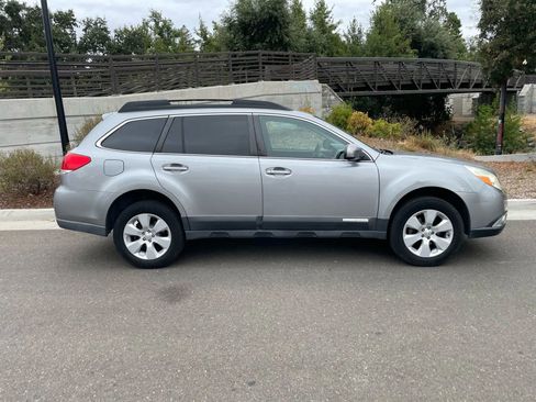 Used 2011 Subaru Outback 2.5i Premium image 2