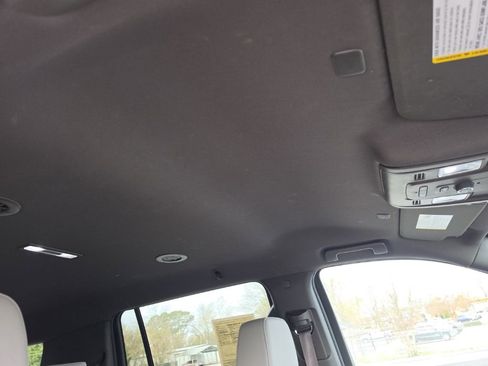 Used 2024 Chevrolet Suburban Z71 image 37