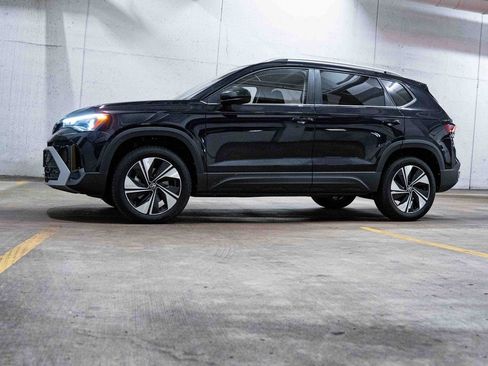 New 2026 Volkswagen Taos SE image 3