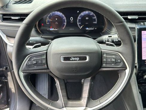 Certified 2023 Jeep Grand Cherokee Limited w/ Black Appearance Package AWD/4WD image 15