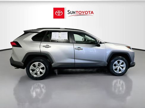Used 2020 Toyota RAV4 LE FWD image 2