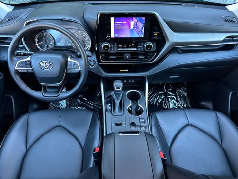 Used 2023 Toyota Highlander XLE image 14