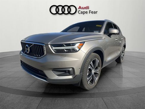 Used 2020 Volvo XC40 T4 Inscription image 3