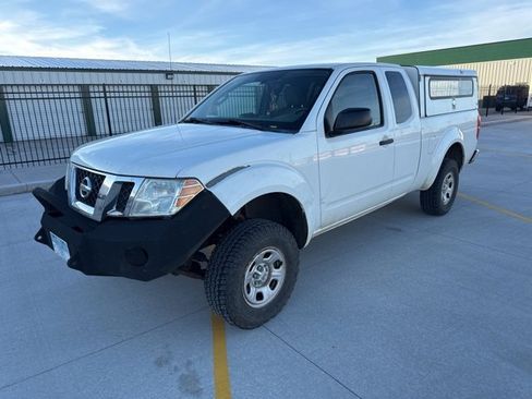 Used 2015 Nissan Frontier S image 2